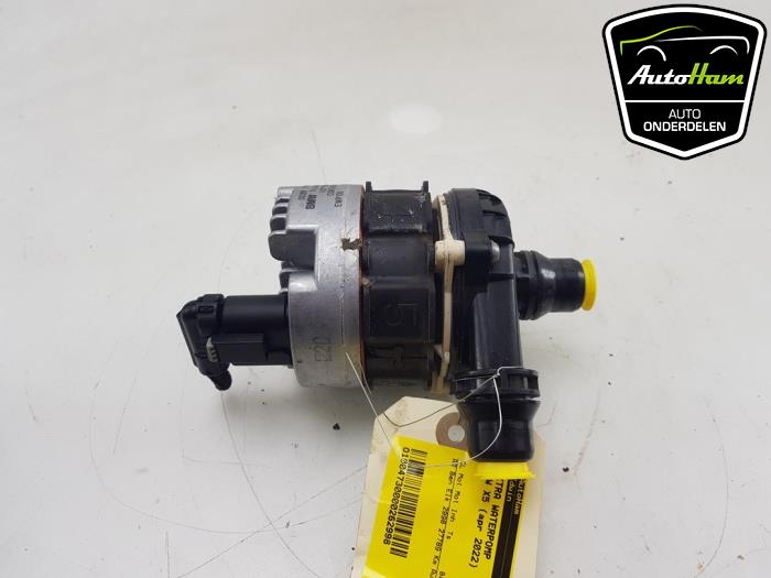 Extra waterpomp van een BMW X5 (G05) xDrive 45 e iPerformance 3.0 24V 2022