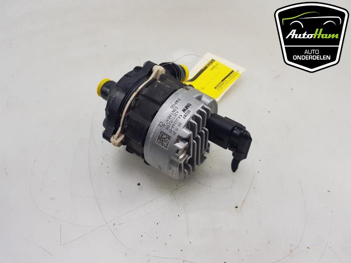 Extra waterpomp van een BMW X5 (G05) xDrive 45 e iPerformance 3.0 24V 2022