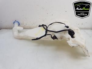 Gebruikte Ruitensproeiertank voor Tesla Model S 75D Prijs € 30,25 Inclusief btw aangeboden door AutoHam