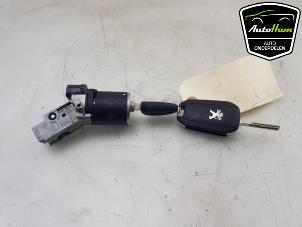 Gebruikte Kontaktslot + Sleutel Peugeot 208 I (CA/CC/CK/CL) 1.2 Vti 12V PureTech Prijs € 25,00 Margeregeling aangeboden door AutoHam