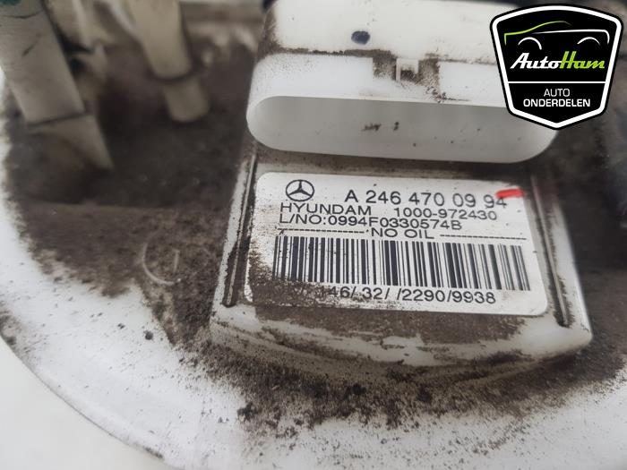 Benzinepomp van een Mercedes-Benz CLA (117.3) 1.6 CLA-180 16V 2015