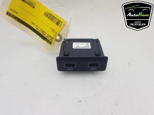 Gebruikte AUX/USB aansluiting Renault Express 1.5 dCi 75 Prijs € 30,00 Margeregeling aangeboden door AutoHam