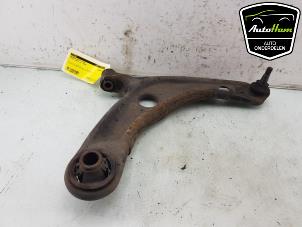 Gebruikte Draagarm rechts-voor Toyota Yaris II (P9) 1.33 16V Dual VVT-I Prijs € 40,00 Margeregeling aangeboden door AutoHam