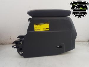 Gebruikte Armleuning Peugeot 2008 (UD/UK/UR/US/UX) 1.2 VTi 12V PureTech 100 Prijs € 50,00 Margeregeling aangeboden door AutoHam