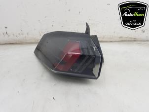 Gebruikte Achterlicht links Peugeot 2008 (UD/UK/UR/US/UX) 1.2 VTi 12V PureTech 100 Prijs € 100,00 Margeregeling aangeboden door AutoHam