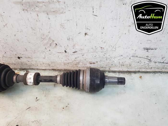 Aandrijfas links-voor van een Mercedes-Benz A (177.0) 1.3 A-200 Turbo 16V 2018