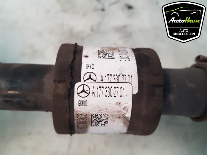 Aandrijfas links-voor van een Mercedes-Benz A (177.0) 1.3 A-200 Turbo 16V 2018