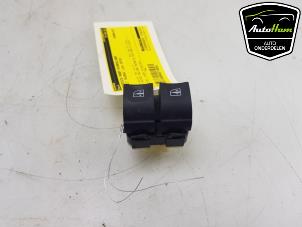 Gebruikte Elektrisch Raam Schakelaar Renault Twingo III (AH) 1.0 SCe 70 12V Prijs € 30,00 Margeregeling aangeboden door AutoHam