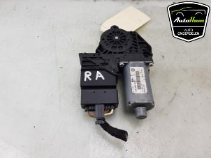 Gebruikte Motor electrisch raam Volkswagen Golf V (1K1) 1.6 Prijs € 25,00 Margeregeling aangeboden door AutoHam