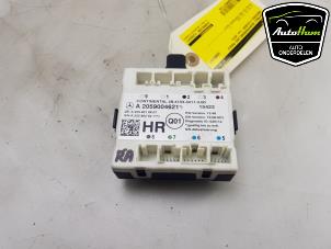 Gebruikte Centrale Deurvergrendelings Module Mercedes C Estate (S205) C-350 e 2.0 16V Prijs € 25,00 Margeregeling aangeboden door AutoHam