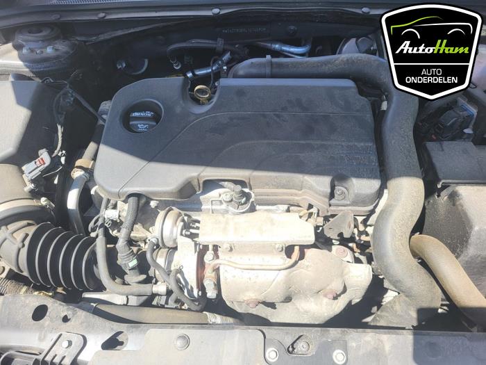 Motor van een Opel Insignia Sports Tourer 1.5 Turbo 16V 165 2020