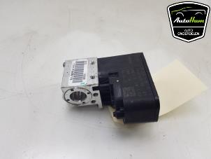 Gebruikte Kleppenblok hydraulisch Porsche Taycan (Y1A) 4S Prijs € 75,00 Margeregeling aangeboden door AutoHam