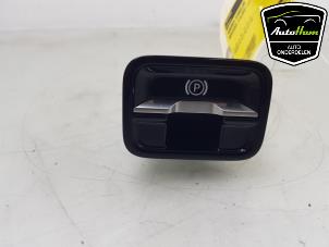 Gebruikte Handrem schakelaar Mercedes C (W206) C-300 2.0 EQ Boost Turbo Prijs € 20,00 Margeregeling aangeboden door AutoHam