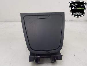 Gebruikte Opbergvak Renault Captur (2R) 1.3 TCE 150 16V Prijs € 60,50 Inclusief btw aangeboden door AutoHam