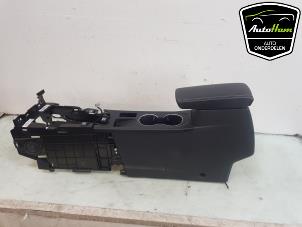 Gebruikte Armleuning Renault Arkana (RJLL) 1.6 E-Tech 145 16V Prijs € 95,00 Margeregeling aangeboden door AutoHam