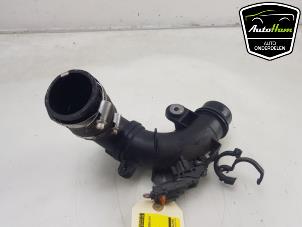 Gebruikte Intercooler Buis Peugeot 3008 II (M4/MC/MJ/MR) 1.2 12V e-THP PureTech 130 Prijs € 20,00 Margeregeling aangeboden door AutoHam