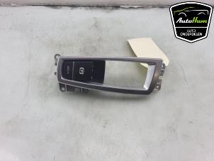 Gebruikte Handrem schakelaar BMW 5 serie Touring (F11) 520d 16V Prijs € 30,00 Margeregeling aangeboden door AutoHam