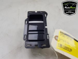 Gebruikte Schakelaar handrem Volkswagen Caddy Cargo V (SBA/SBH) 2.0 TDI BlueMotionTechnology Prijs € 20,00 Margeregeling aangeboden door AutoHam