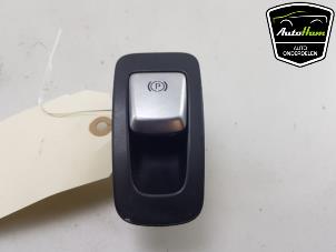 Gebruikte Handrem schakelaar Mercedes C-Klasse AMG (W205) C-63 S,Edition 1 AMG 4.0 V8 Biturbo Prijs € 15,00 Margeregeling aangeboden door AutoHam