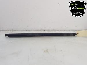 Gebruikte Kofferdekseldemper links-achter Opel Insignia Sports Tourer 1.5 Turbo 16V 165 Prijs € 50,00 Margeregeling aangeboden door AutoHam