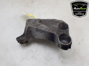 Gebruikte Versnellingsbak Steun Opel Astra K 1.0 SIDI Turbo 12V Prijs € 15,00 Margeregeling aangeboden door AutoHam