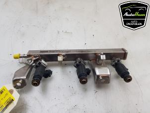 Gebruikte Injector brug Peugeot 208 II (UB/UH/UP) 1.2 Vti 12V PureTech 75 Prijs € 50,00 Margeregeling aangeboden door AutoHam