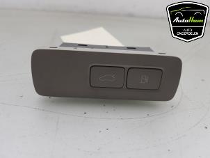 Gebruikte Schakelaar Volvo XC60 II (UZ) 2.0 T6 16V Recharge, Twin Engine AWD Prijs € 5,00 Margeregeling aangeboden door AutoHam