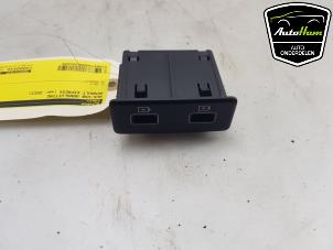 Gebruikte AUX/USB aansluiting Renault Express 1.5 dCi 95 Prijs € 30,00 Margeregeling aangeboden door AutoHam