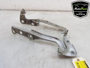 Gebruikte Motorkap Scharnier Opel Astra K Sports Tourer 1.6 CDTI 110 16V Prijs € 25,00 Margeregeling aangeboden door AutoHam