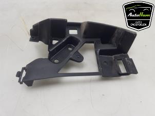 Gebruikte Bumpersteun rechts-achter Peugeot 5008 II (M4/MC/MJ/MR) 1.2 12V e-THP PureTech 130 Prijs € 20,00 Margeregeling aangeboden door AutoHam