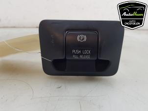 Gebruikte Schakelaar handrem Volvo V60 I (FW/GW) 1.6 T3 16V Prijs € 25,00 Margeregeling aangeboden door AutoHam