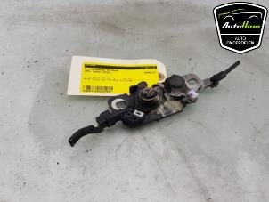 Gebruikte Slotmechaniek Motorkap Opel Corsa F (UB/UH/UP) 1.2 Turbo 12V 100 Prijs € 20,00 Margeregeling aangeboden door AutoHam