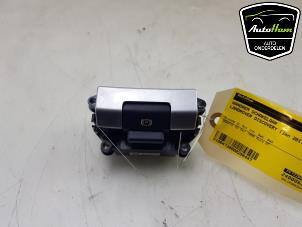 Gebruikte Handrem schakelaar Landrover Discovery Sport (LC) 2.0 TD4 150 16V Prijs € 30,00 Margeregeling aangeboden door AutoHam