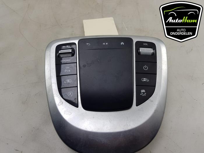Regelunit Multi Media van een Mercedes-Benz V (447.8) 2.0 300d 16V 2022