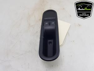 Gebruikte Elektrisch Raam Schakelaar Renault Twingo III (AH) ZE R80 Prijs € 25,00 Margeregeling aangeboden door AutoHam