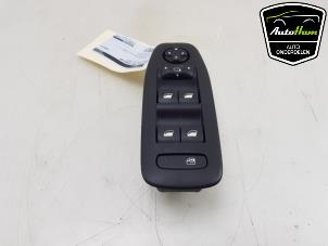 Gebruikte Ruit schakelaar elektrisch Peugeot 208 I (CA/CC/CK/CL) 1.2 12V e-THP PureTech 110 Prijs € 50,00 Margeregeling aangeboden door AutoHam