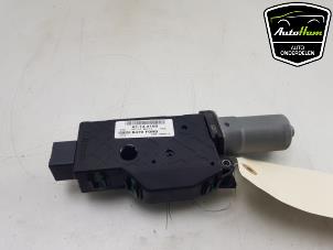 Gebruikte Schuifdak Motor Ford Fiesta 7 1.0 EcoBoost 12V 100 Prijs € 75,00 Margeregeling aangeboden door AutoHam