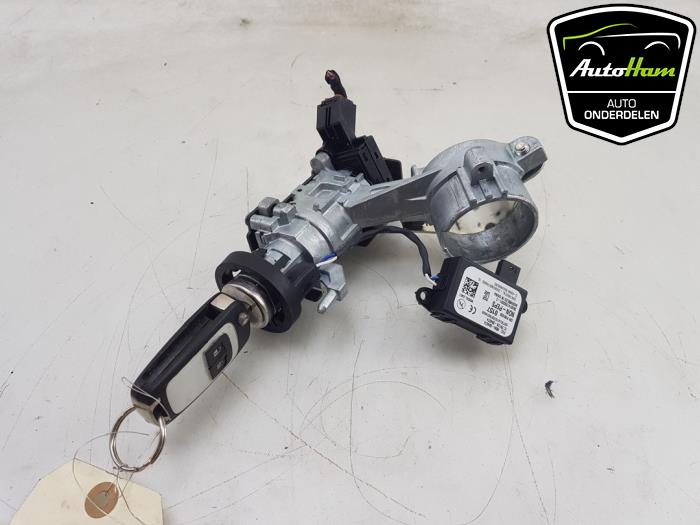 Kontaktslot+Sleutel van een Opel Zafira Tourer (P12) 1.4 Turbo 16V Ecotec 2018