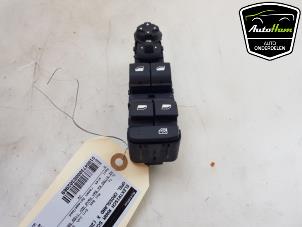 Gebruikte Ruit schakelaar elektrisch Opel Crossland X/Crossland 1.2 12V Prijs € 20,00 Margeregeling aangeboden door AutoHam