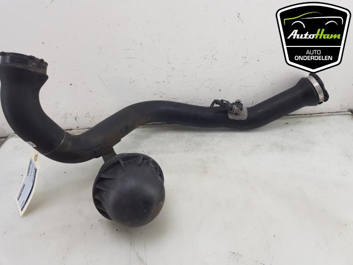 Intercooler Buis van een Audi A4 Avant (B9) 2.0 40 TFSI Mild hybrid 16V 2020