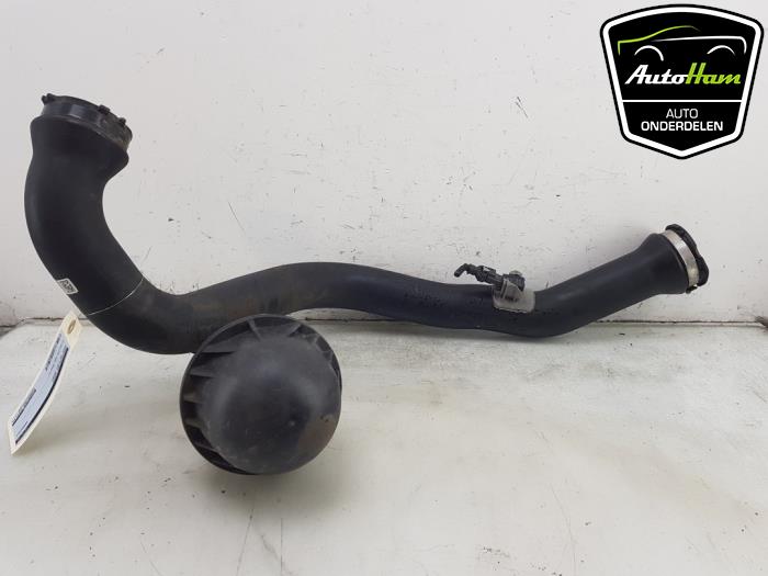 Intercooler Buis van een Audi A4 Avant (B9) 2.0 40 TFSI Mild hybrid 16V 2020
