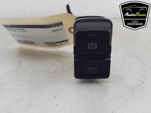 Gebruikte Handrem schakelaar Volkswagen Arteon Shooting Brake (3HAC) 2.0 TSI 16V Prijs € 20,00 Margeregeling aangeboden door AutoHam