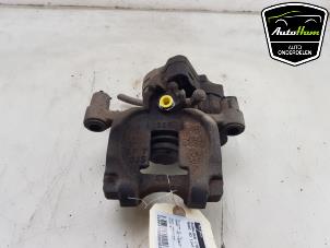 Gebruikte Remklauw (Tang) links-achter Audi A3 Sportback (8VA/8VF) 1.6 TDI Ultra 16V Prijs € 125,00 Margeregeling aangeboden door AutoHam