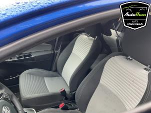 Gebruikte Stoel rechts Toyota Yaris III (P13) 1.5 16V Hybrid Prijs € 150,00 Margeregeling aangeboden door AutoHam