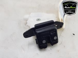 Gebruikte Slotmechaniek Achterklep Toyota Yaris III (P13) 1.5 16V Hybrid Prijs € 30,25 Inclusief btw aangeboden door AutoHam