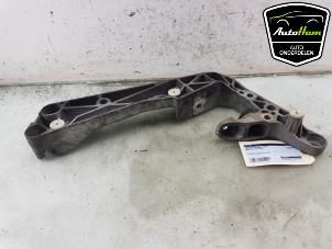 Gebruikte Versnellingsbak Steun BMW X5 (G05) xDrive 45 e iPerformance 3.0 24V Prijs € 70,00 Margeregeling aangeboden door AutoHam