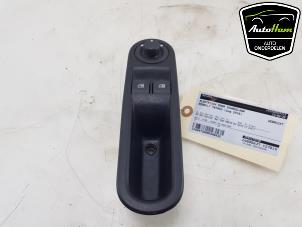 Gebruikte Elektrisch Raam Schakelaar Renault Twingo III (AH) 1.0 SCe 70 12V Prijs € 25,00 Margeregeling aangeboden door AutoHam