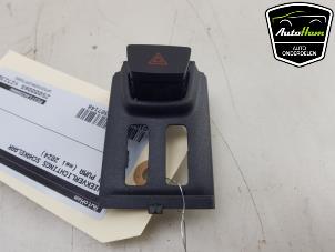 Gebruikte Alarmlicht Schakelaar Ford Puma 1.0 Ti-VCT EcoBoost mHEV 12V Prijs € 10,00 Margeregeling aangeboden door AutoHam