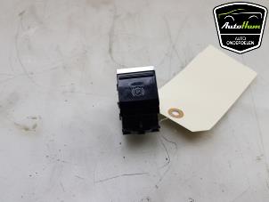 Gebruikte Schakelaar handrem Audi E-tron (GEN) 55 quattro Prijs € 20,00 Margeregeling aangeboden door AutoHam