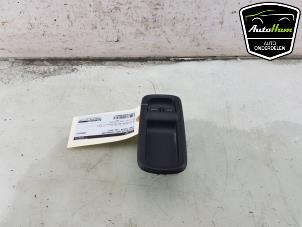 Gebruikte Raam schakelaar elektrisch Ford Fiesta 6 (JA8) 1.25 16V Prijs € 15,00 Margeregeling aangeboden door AutoHam